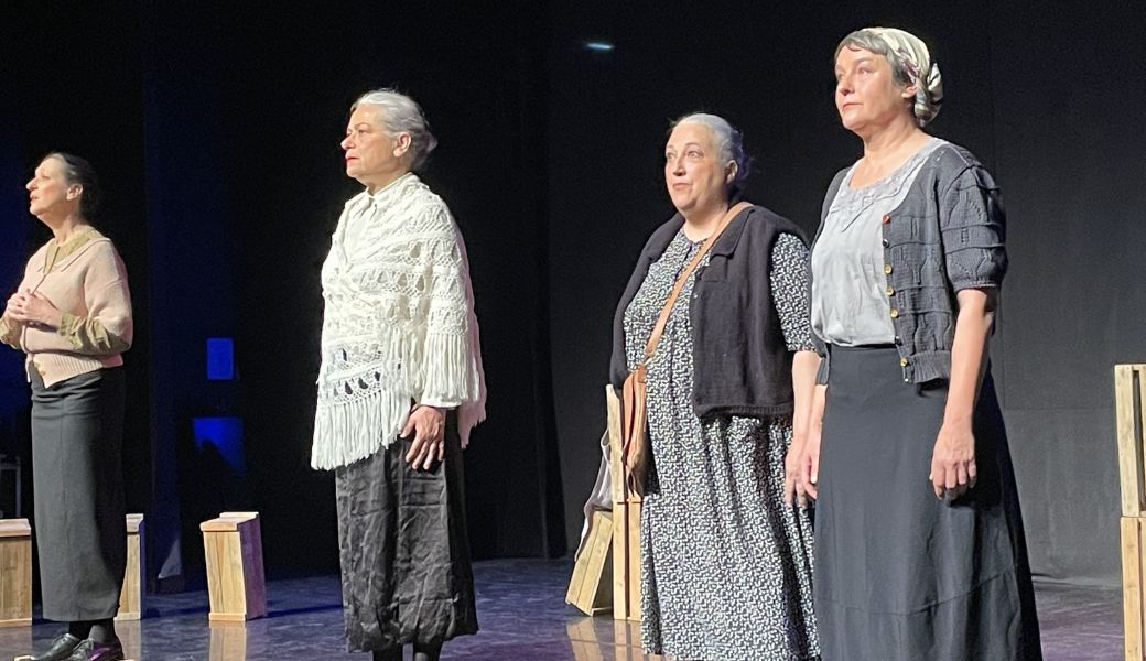 LES FILLES AUX MAINS JAUNES